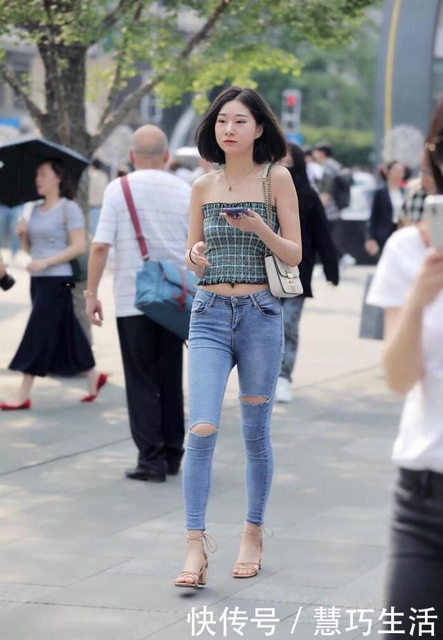 美成|“街拍女神”秋季穿搭果然迷人,抹胸上衣配牛仔裤,美成初恋女友