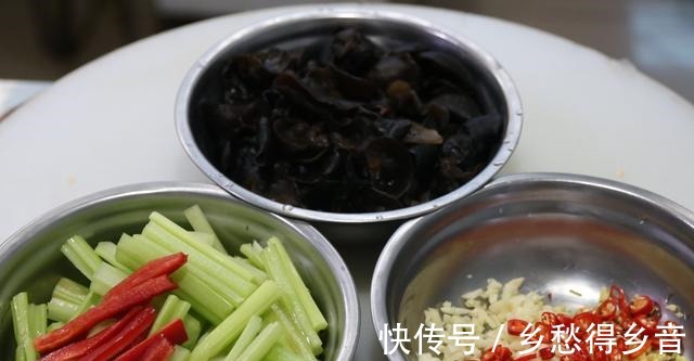 红干椒|冬天多吃芹菜身体好,分享5种芹菜做法,清爽解腻,孩子不挑食!