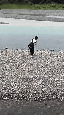 |搞笑GIF段子:原来妹子穿高跟鞋不仅仅是为了增高,还有这个用途啊