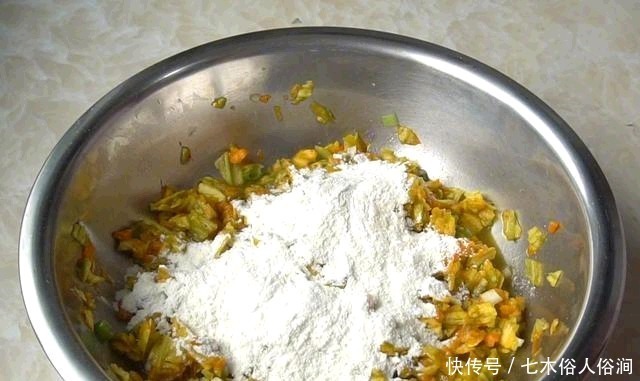 夏天我家常用这种“花”做早餐,手不用沾面,做法简单,营养美味