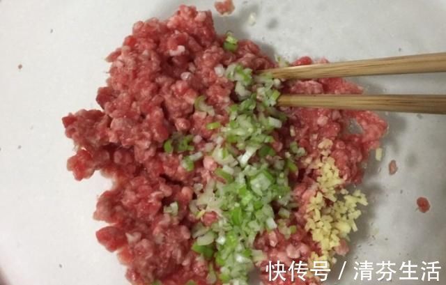 不管调什么饺子馅，这4种调料一定要加，饺子更香更好吃