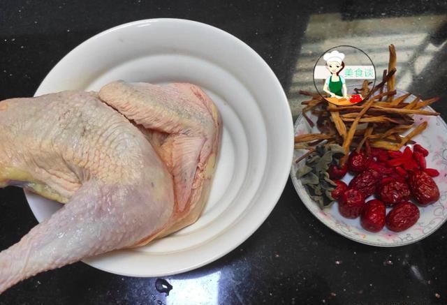  木耳跟此菜是绝配，蒸一蒸就好，营养好吃不上火，常吃提高免疫力