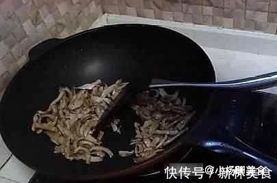 爆炒猪肚又老又柴?大厨透漏:掌握3个小技巧,猪肚又脆又入味!