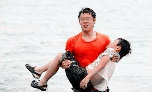 小孩|两小孩不慎落水,爸爸先救自己儿子惹非议,霸气回怼让人哑口无言