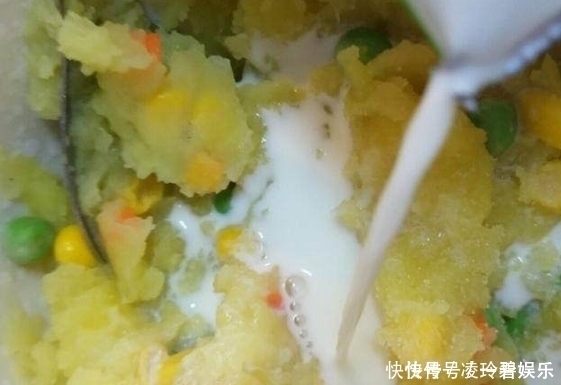 土豆|你以为这是鸡蛋饼？那你就错了，简单又好吃的早餐还不用和面！