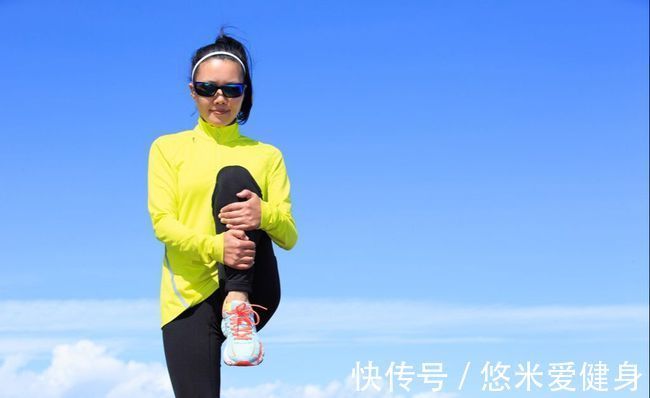 跑步|跑步训练前，做好这10个热身动作，激活全身肌肉让跑步更轻松