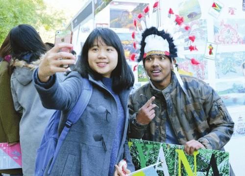 留学生|花重金远赴海外值得吗？上海机场现千米长队，留学热潮势不可挡