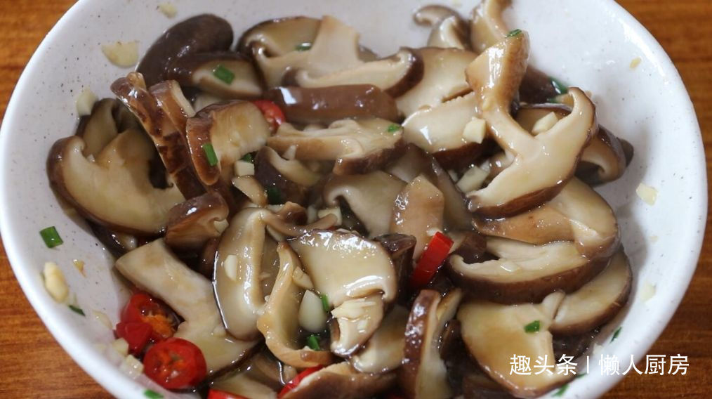 香菇别光炒着吃,教你做凉拌香菇,爽口不油腻