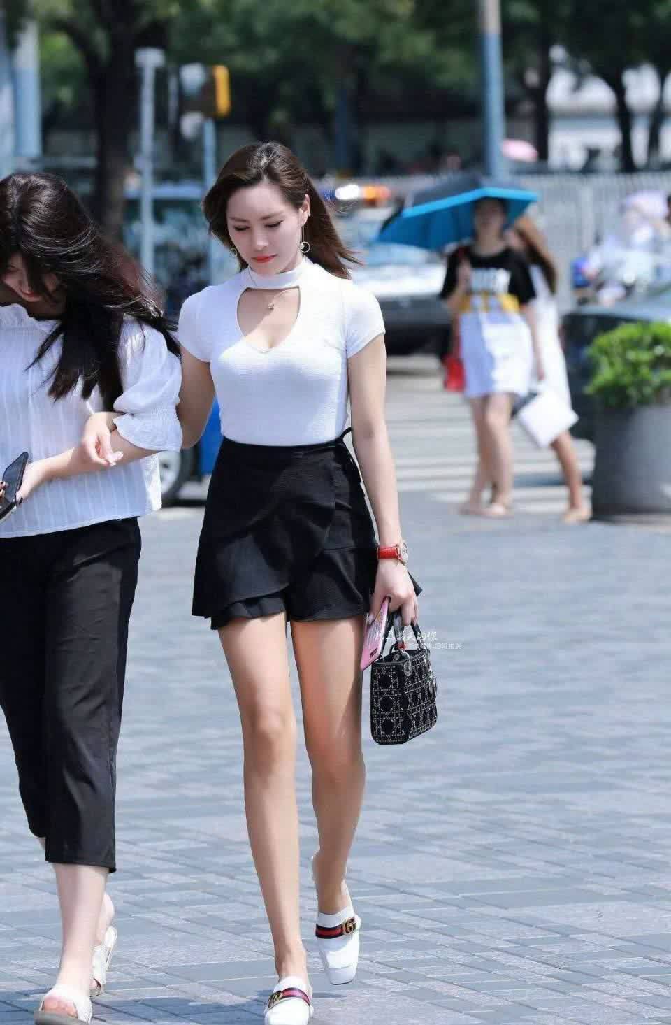 黑短裙|小姐姐穿白色T恤搭配黑短裙都能这么美, 真是个时髦精