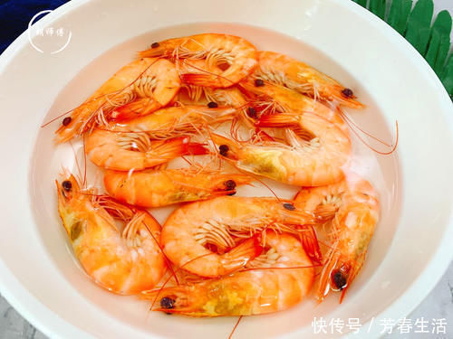 吃虾时，到底要不要先去虾线？原来一直做错了，难怪虾不香又不嫩