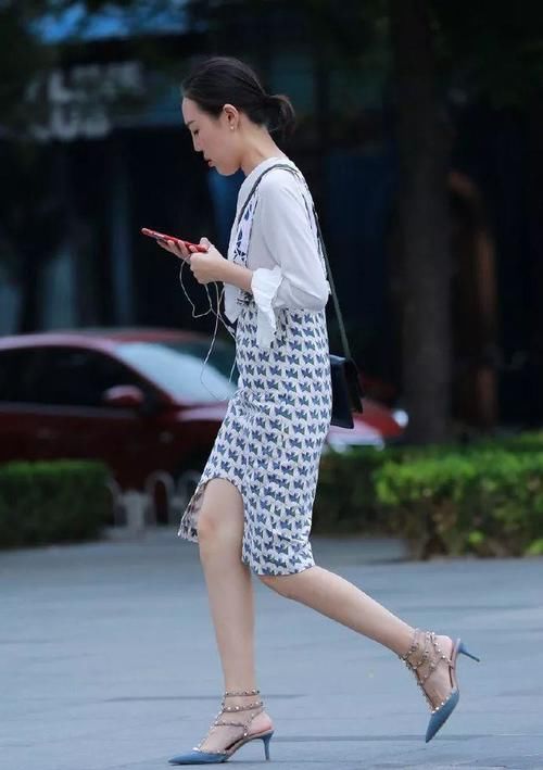 组图|街拍时尚组图：女生搭配高跟鞋，显示出女性年轻魅力的优雅姿态