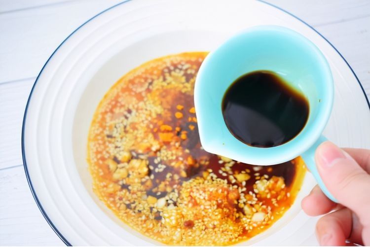 面条别再煮着吃了，配上拌好的辣椒油，不怕你不喜欢