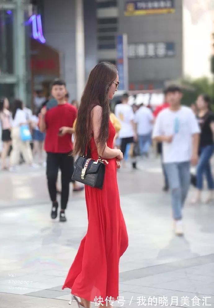 气质 小姐姐脚上一双气质的高跟凉鞋,整体的搭配优雅又气质