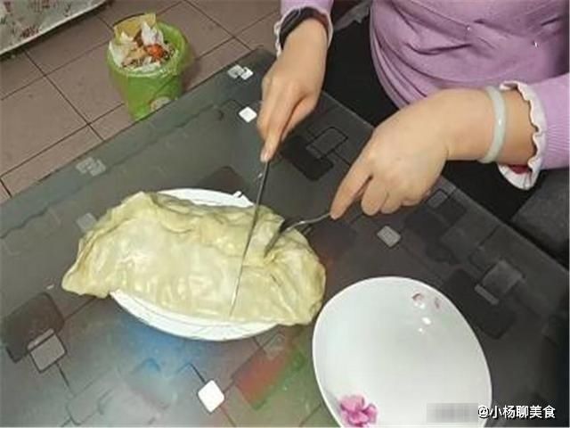 饺子|同事来家做客吃饭，媳妇只包了2个“饺子”，出锅后同事愣住了