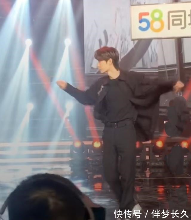 王一博|王一博《天天向上》現(xiàn)場(chǎng)舞劍,武術(shù)動(dòng)作被指太像“藍(lán)忘機(jī)”