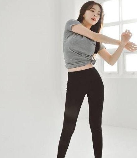 时尚|倾国倾城的紧身打底裤小姐姐,纤细的小蛮腰,魅力十足