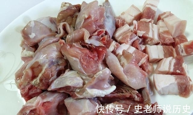 搅拌均匀|教你营养解馋的凉拌兔肉,美味下饭又简单易做,做一大盘也不够吃