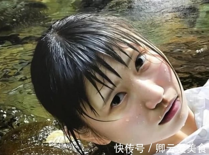 水珠&日本画家挑战冷军,一幅水中少女获得众人称赞,连水珠都画出来了