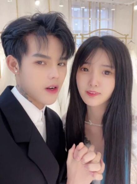 殷世航副驾女孩疑似何婧婧,二人已经复合?网友:新剧本来了