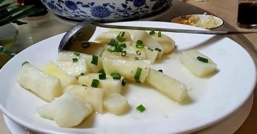 公司效益好,老板请员工吃便饭,7菜2汤2主食,有你喜欢吃的吗