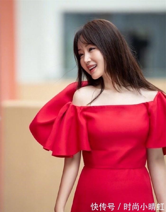 中长发 50岁左右的女人，发型不要留羊毛卷和黑长直，这些更洋气