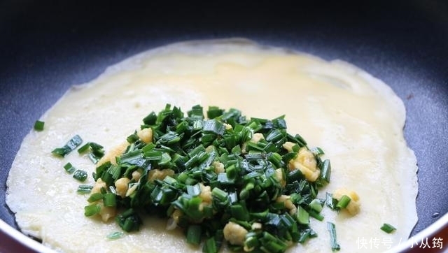 1把韭菜5个鸡蛋，教你懒人早餐，不和面不揉面，出锅孩子连吃3个
