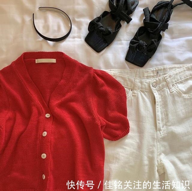 纽扣 针织衫 + 3件下装,早秋这样穿好时髦!