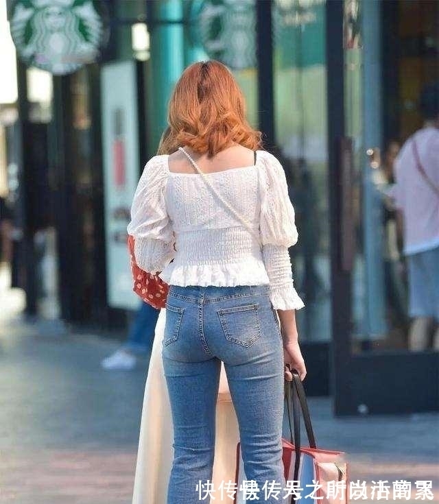 打底裤 黑色修身上衣搭配黑色打底裤,展现出温柔气质,休闲感十足