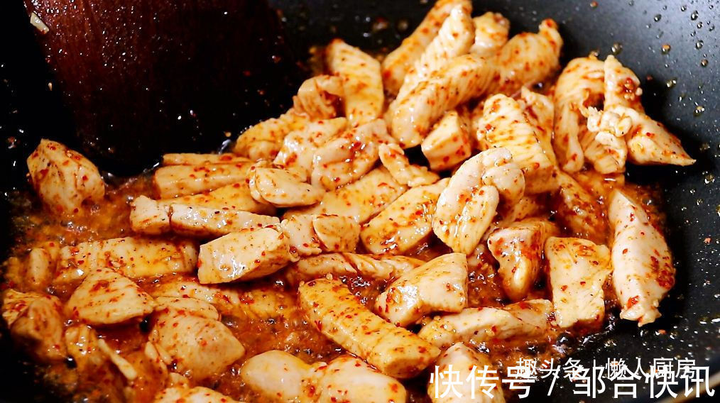 不需要腌制，不加淀粉，教你香辣鸡胸肉的做法，鸡肉干香有嚼劲