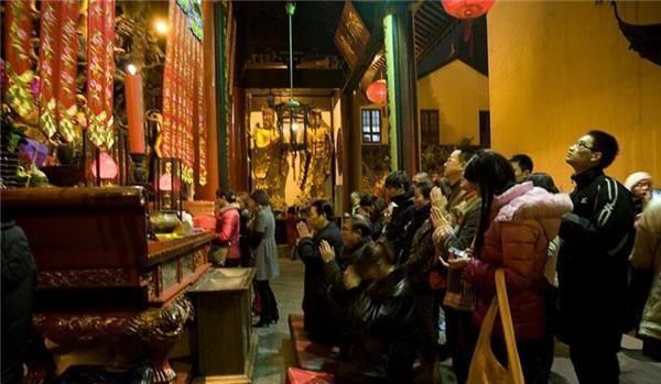 修路@父亲病逝后,儿子将他的遗体塑成“金身”,供奉在家没人敢来串门