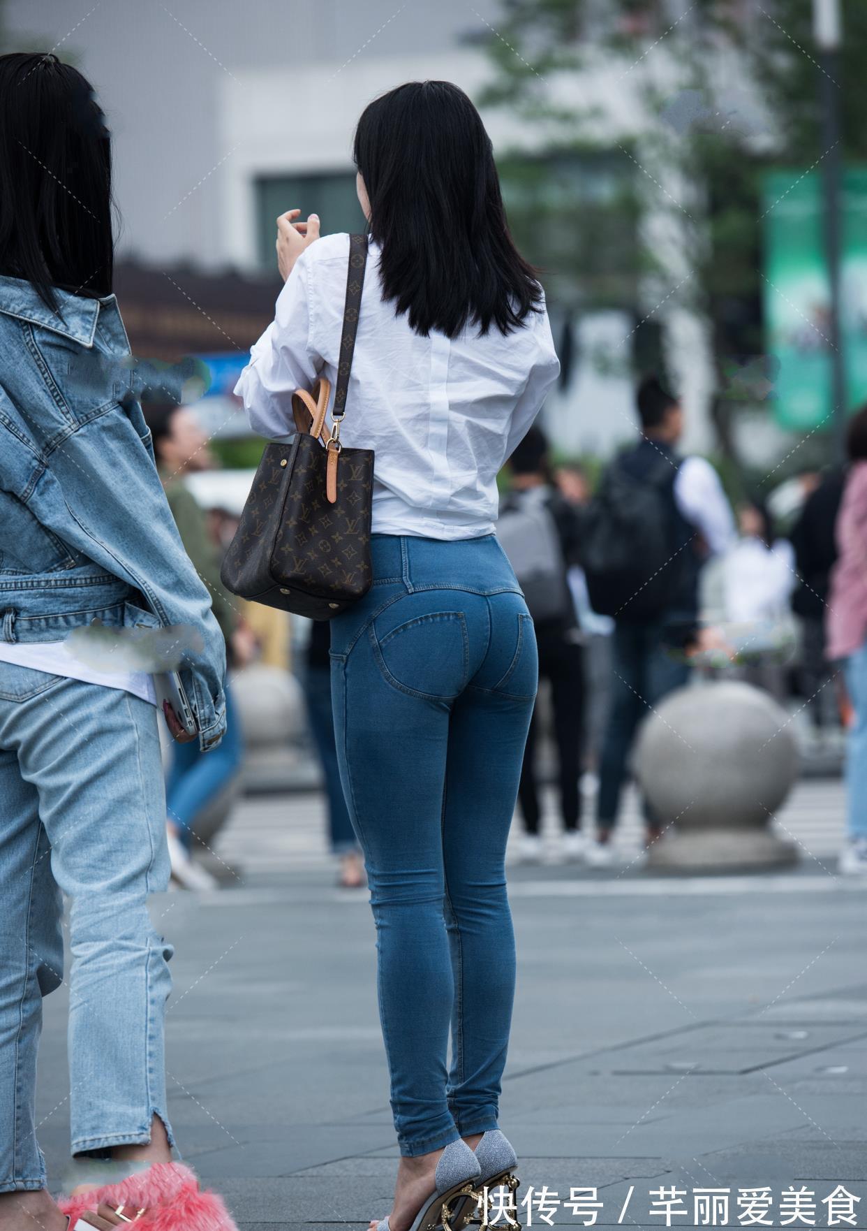 单品 百搭衬衫搭配牛仔裤,简约随性又舒服,尽显知性美感