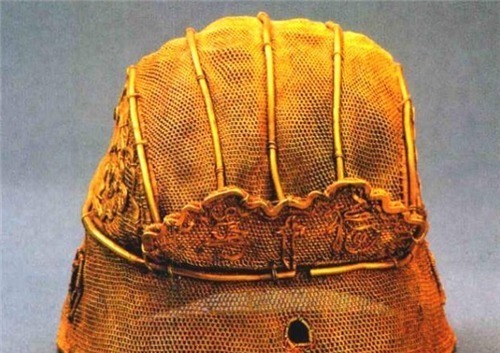 清官裹草席下葬,盗墓贼不屑一顾,300年后农民却挖出座金山