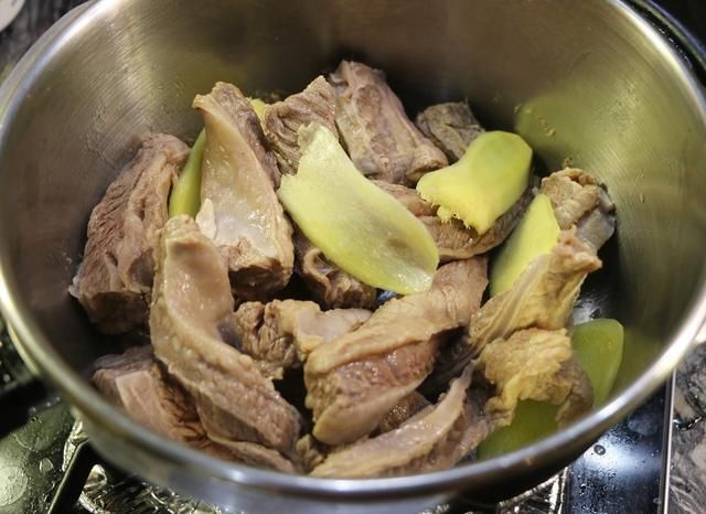  炖牛肉时，一直煮不烂？锅中放入“这味料”，牛肉软烂香喷喷！