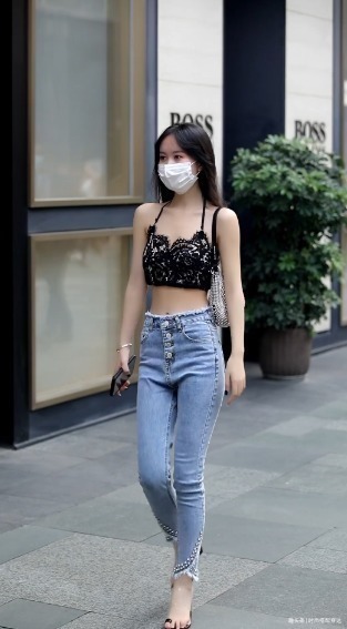 小蛮腰|穿黑色吊带的小姐姐,简洁穿搭衬托独特气质,尽显女人味