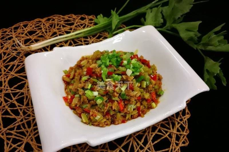 它的味道不亚于豇豆的芹菜肉末,是拌饭面条的好搭档