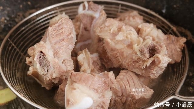 白萝卜排骨|它是人人吃得起的“小人参”,拿来炖汤喝,鲜甜滋补、润肺化痰