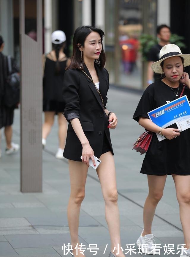 简搭炫黑西装,搭配清凉短裤,展现利落时尚气质