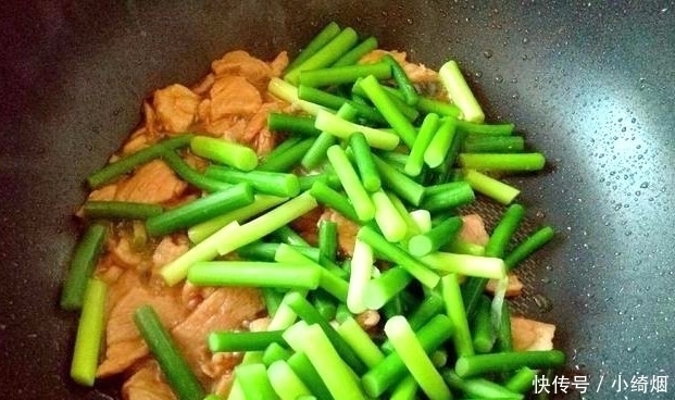  炒蒜苔时，焯水还是直接爆炒？刚开就做错，难怪蒜苔生硬不入味