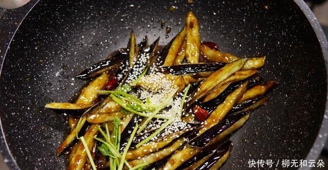 年夜饭茄子超好吃的做法,裹点淀粉,酥香解馋,吃一次忘不了