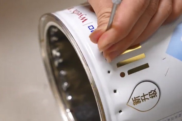 奶粉罐不要扔,在上面打几个孔放房间里,全家人都抢着用,太棒了