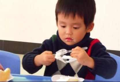 外婆带孩子新方法，这样的隔代亲你认同吗？