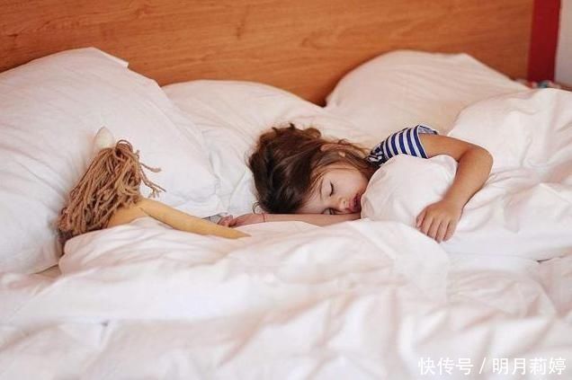 宝宝|侧睡、仰睡,宝宝睡姿到底哪种好?过来人告诉你,这种最好别用