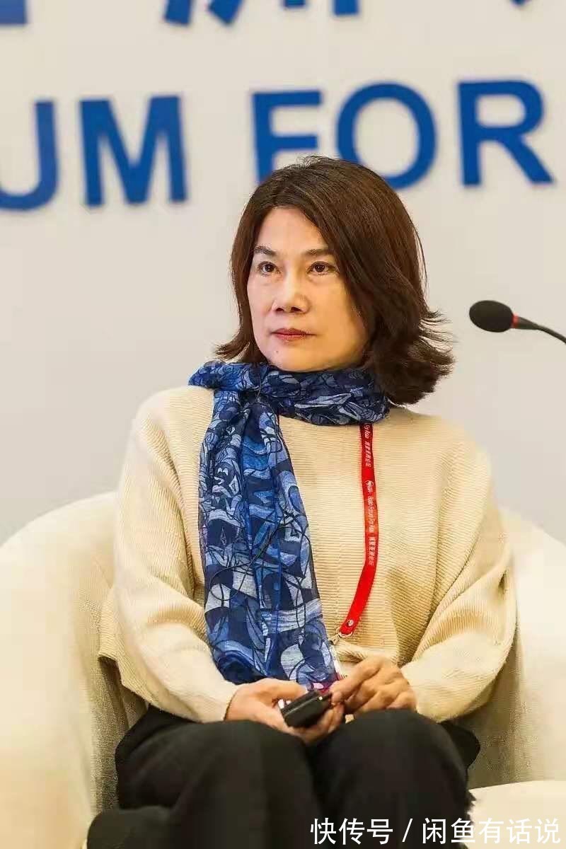 搭配|董明珠越老越时髦,穿开衫配渔夫帽气质变温柔,走路依然是霸总范