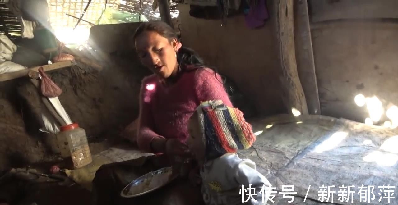 尼泊尔村庄里的穷人，米饭配土豆招待中国小伙，小孩对相机很陌生