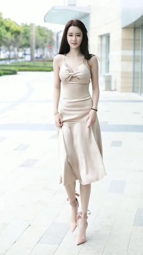 高跟鞋|温柔淑女的小姐姐,穿一件杏色吊带裙,肤白似雪惹人爱