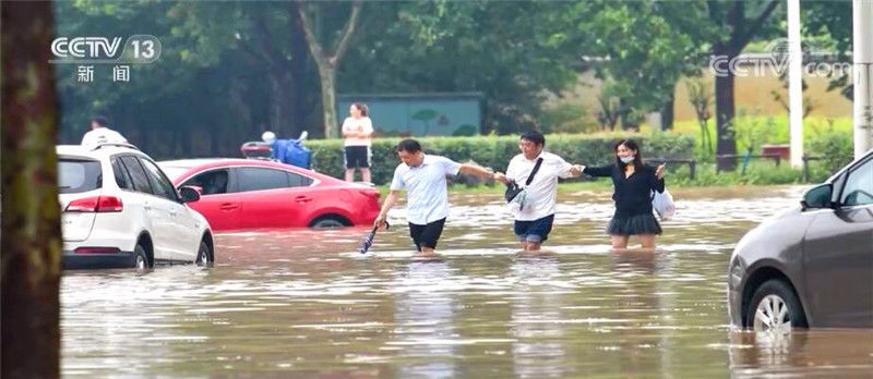 消防车|风雨之下携手共进！直击郑州防汛救灾中的暖心画面