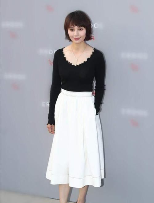 毛糙感|年过40的女人,留什么发型显年轻?试试这几款,优雅大气还时髦