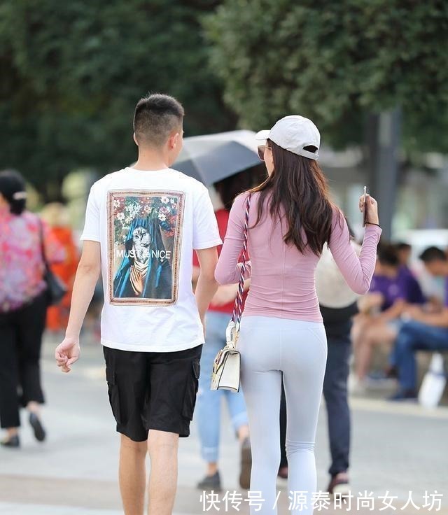 平底鞋 舒适自在的打底裤穿搭显得有品位,简约随性美丽又吸睛,垂感十足!