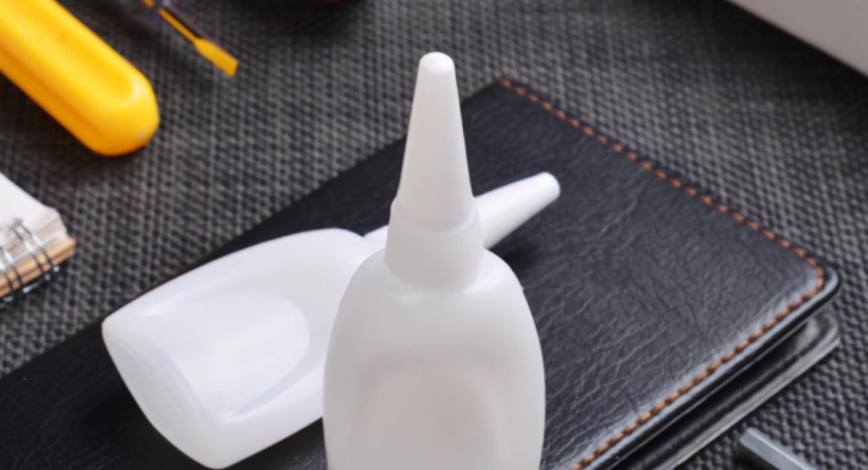 女儿错把502当眼药水,宝妈紧急处理挽救了娃,医生称赞:高明