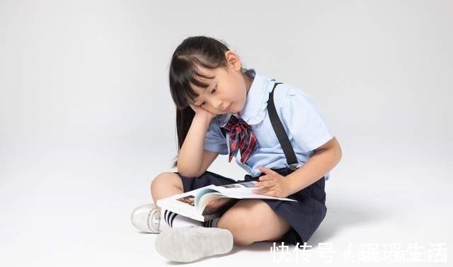 孩子|大鸡腿往嘴里一放,两岁萌娃背手学姥爷走路,气质拿捏得稳稳的